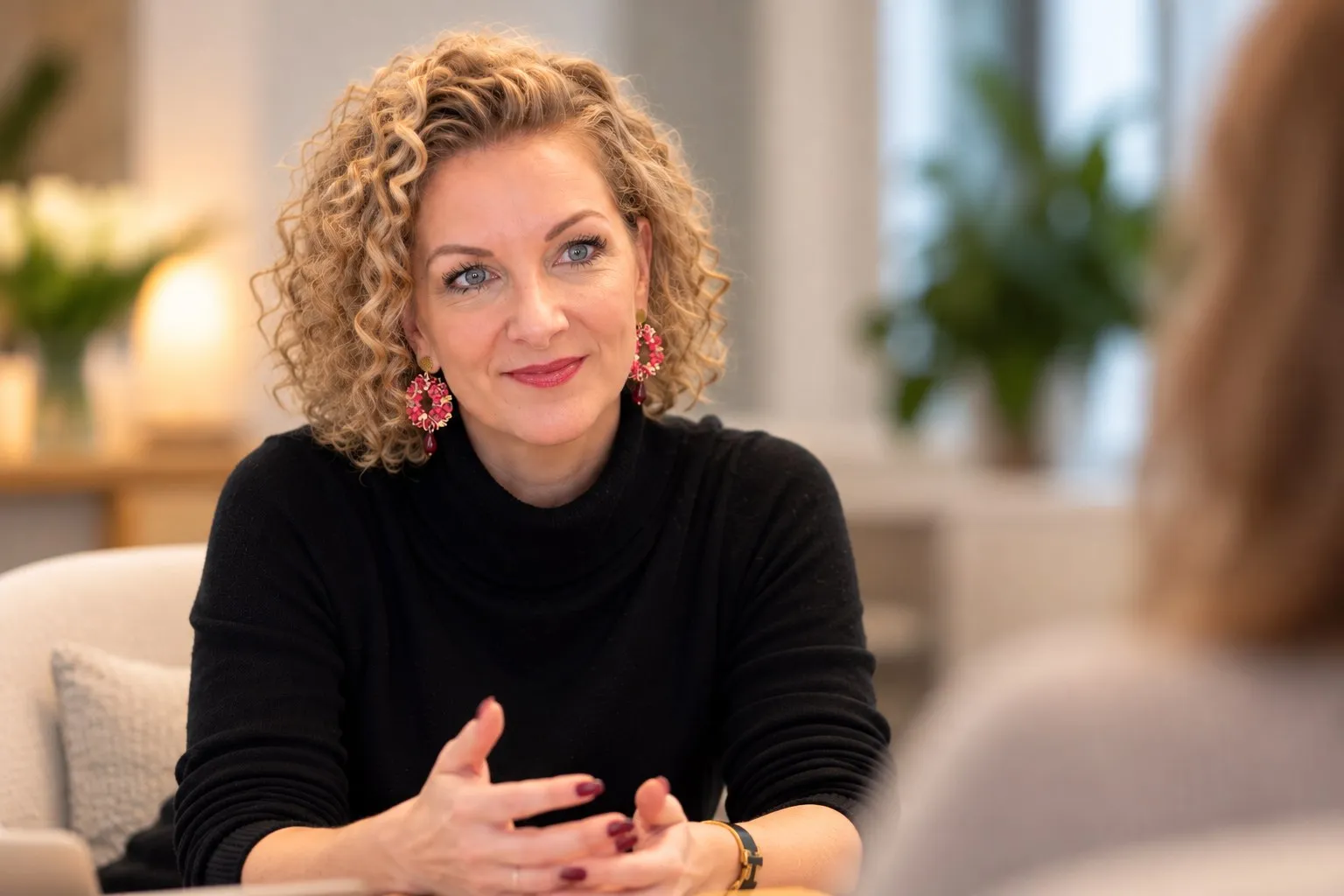 Dr. Ester Kuhlmann im Gespräch in ihrer Praxis in Hannover